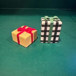 Ceramic salt n pepper shaker set